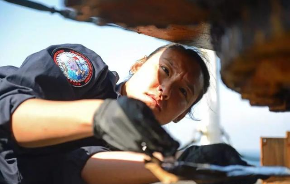 美国军舰上的华裔女兵火了！用中文向我国海警
