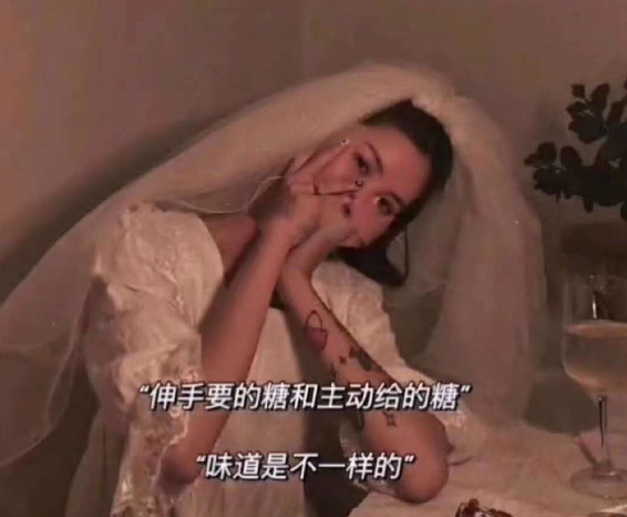 伤感又心痛的短句子  爱情会让人变傻的句子图片