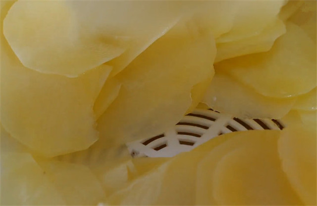 图片[3]-薯片别去超市买了 自己在家也能做 一个土豆能做一大盘 嘎嘣脆-起舞食谱网