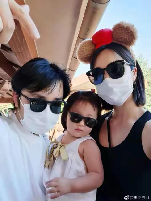 王祖藍曬女兒可愛吃相，2歲天韻已經懂得分享，十分乖巧懂事