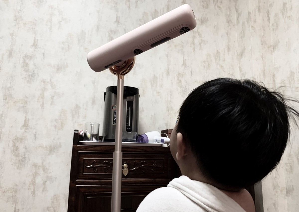 给孩子吹头发是难题？品仕乐立式吹风机让孩子动起来