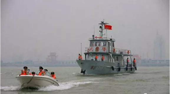 护卫三峡水库的警卫部队照，地面武警持枪巡逻