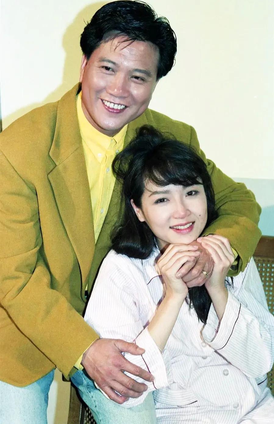 1992年，34岁的恬妞因戏生爱带着女儿嫁给了偶像万梓良