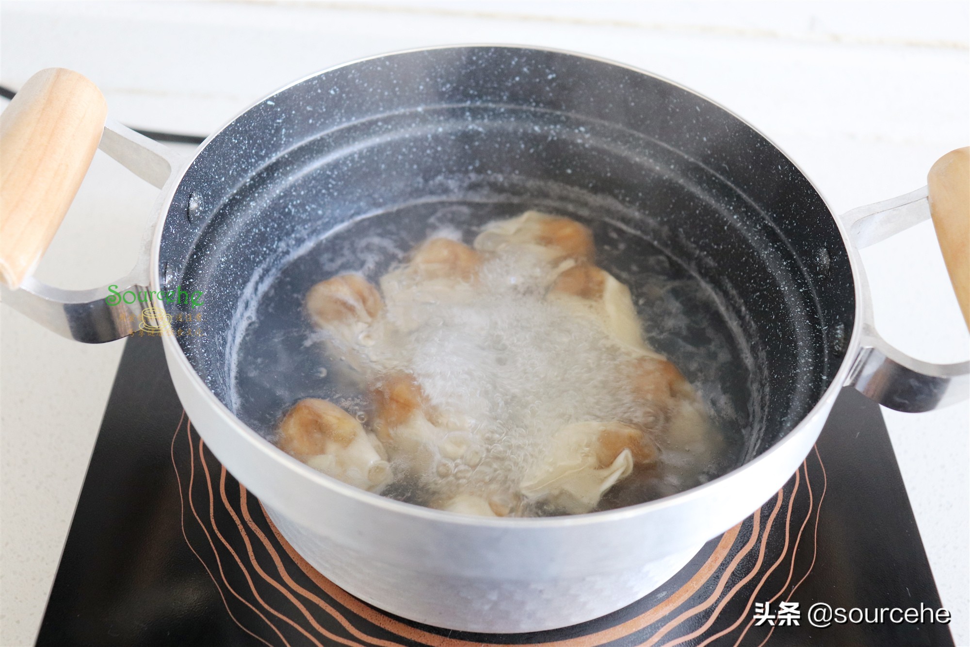 广东的云吞面，在家做只需8分钟，云吞鲜美，面条香滑，老小爱吃