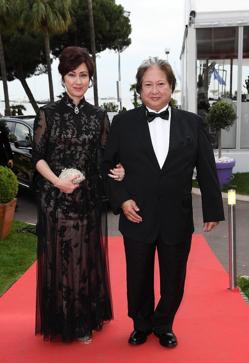 洪金寶現(xiàn)任妻子真是優(yōu)雅的代表，笑起來滿臉褶，但依舊氣質(zhì)高貴