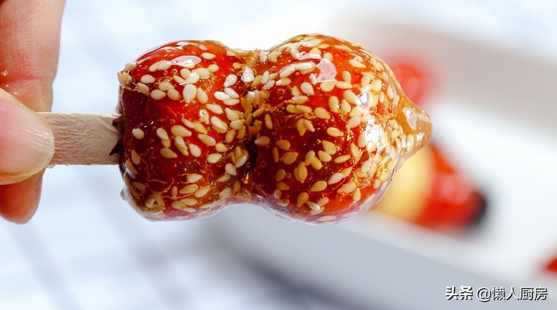 做糖葫蘆時，注意2點，做出來的糖葫蘆不黏牙，不粘手，不反沙