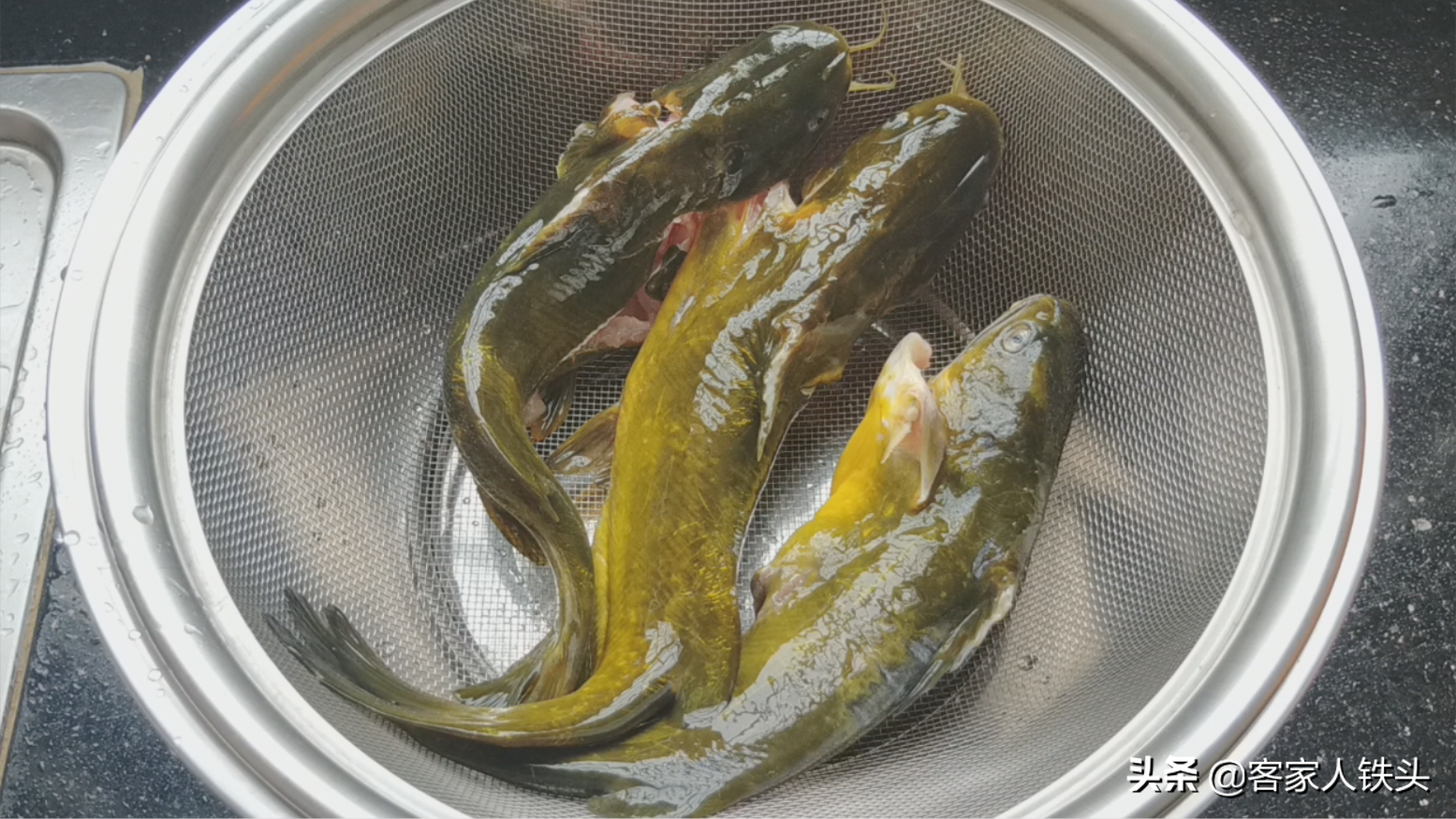 3条鱼一把腐竹，我家吃鱼10顿有5顿这样做，汁香下饭没腥味