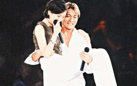 2003年梅艳芳去世，阿叻为爱绝食，7天后追随她而