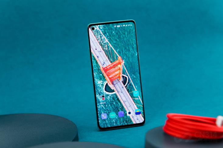 OnePlus 8深度使用评测，轻巧便携操作流畅，但总感觉差了点什么