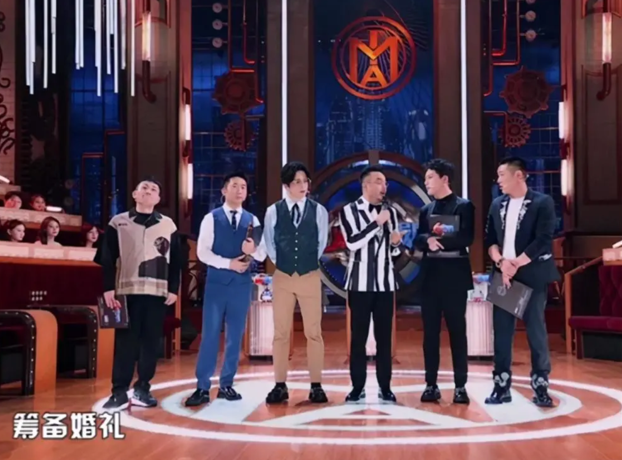 怀二胎要官宣了？谢娜自曝有大喜事，小腹微凸孕味早已藏不住