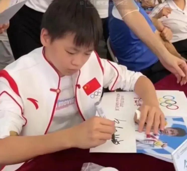 今非昔比！全红婵回母校场面热烈，被领导“围观”，幸好有师哥在