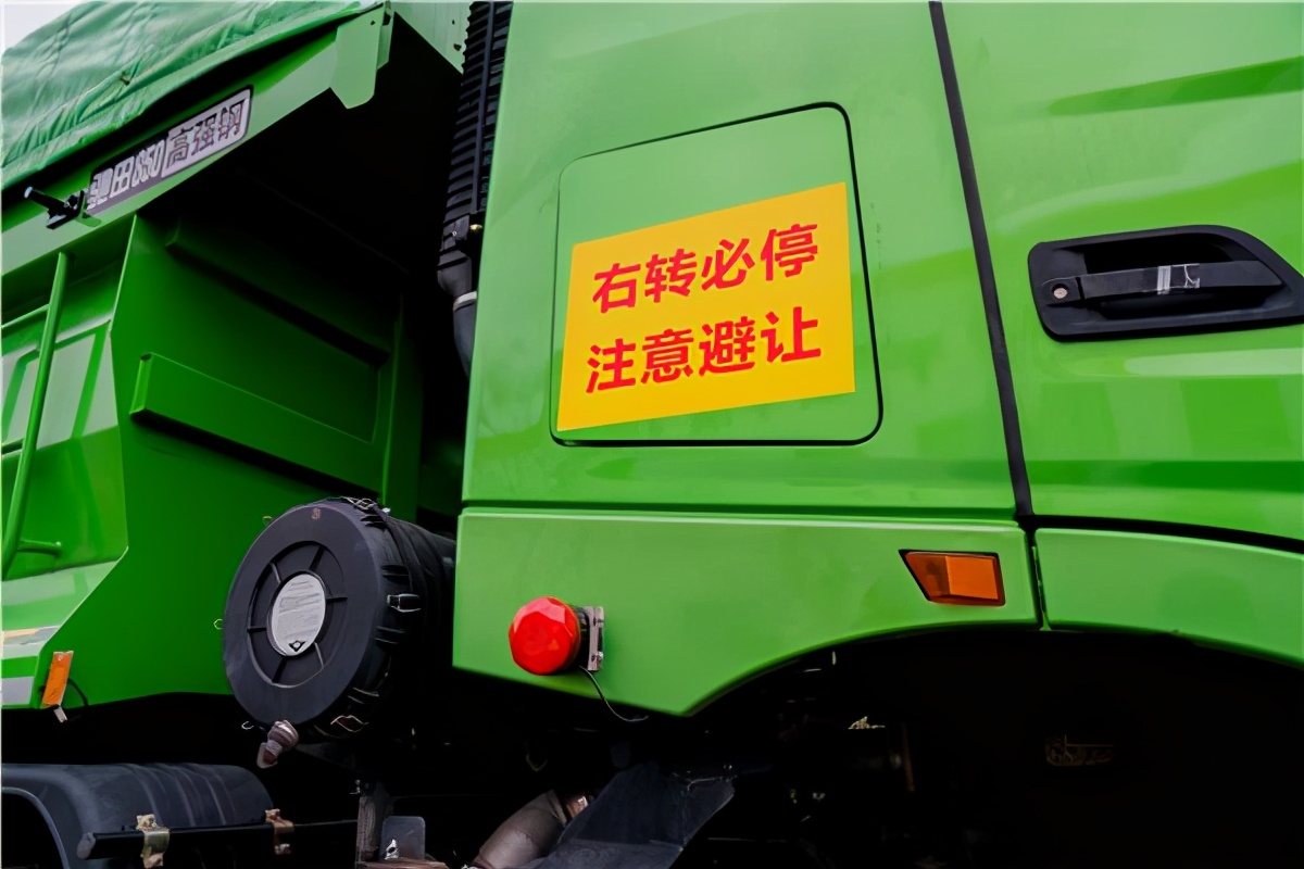 大型车右转必停 违者扣3分罚200！这样的交规为何不全国普及？_5a汽车网