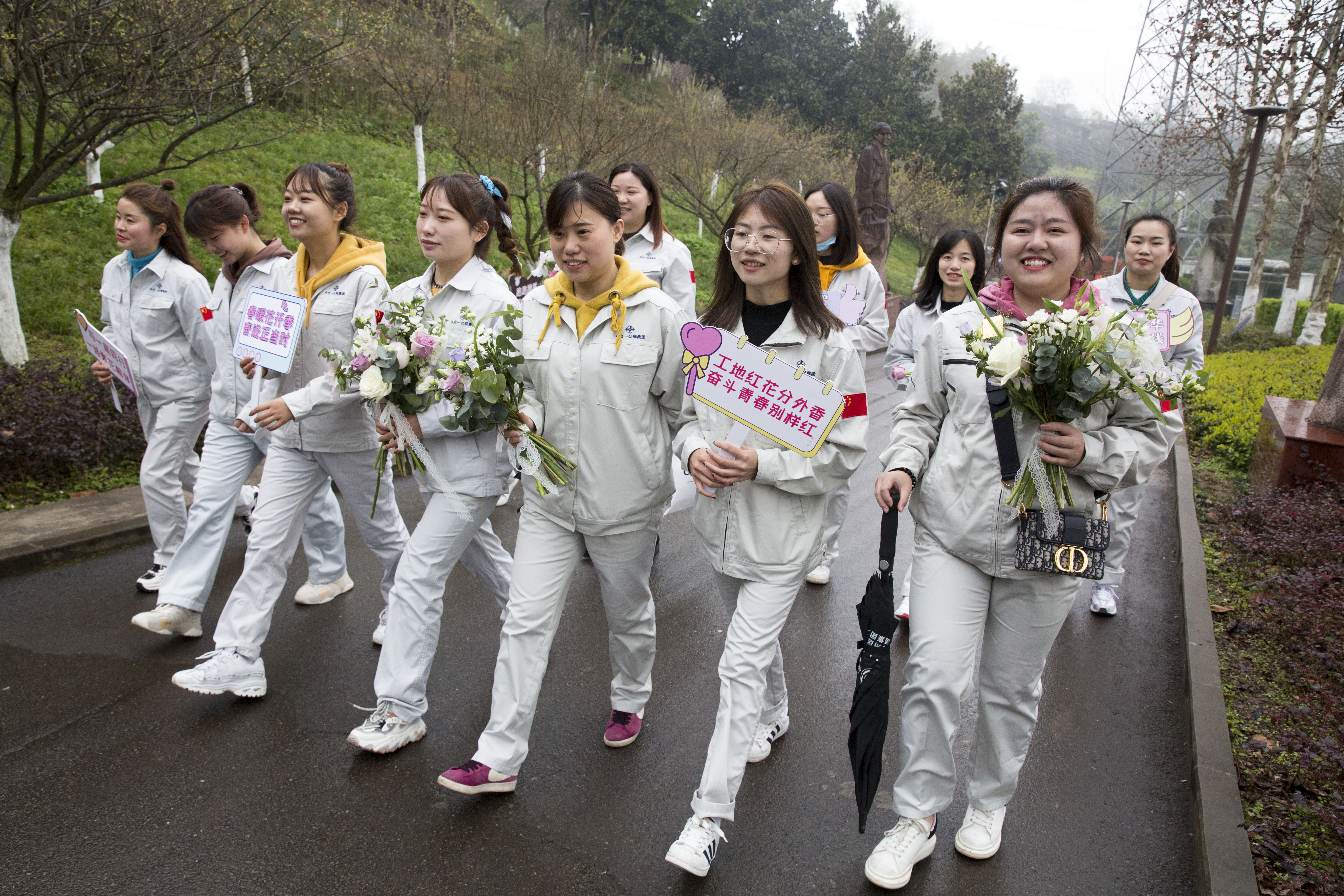 重庆万州环线公路项目女工登山踏青庆节日
