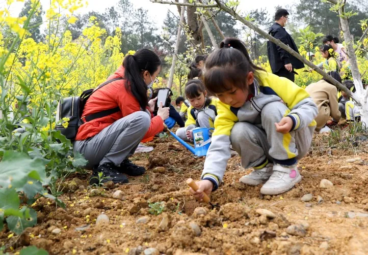 “我们”有一块地这就播种去丨天府新区元音小学劳动实践基地启动