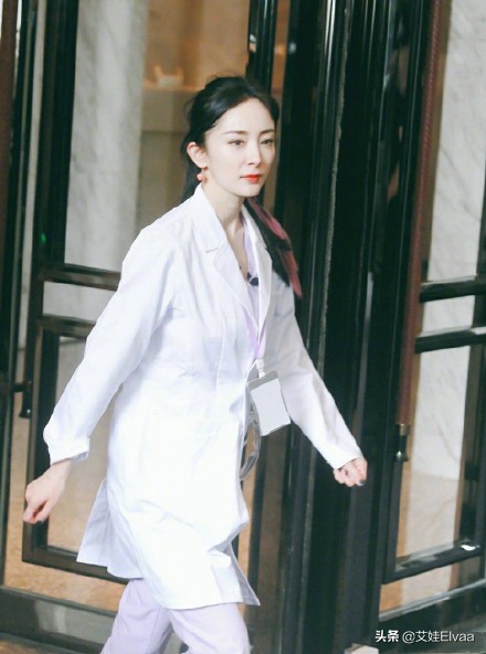 杨幂新造型美过“白衣天使”，穿白大褂录综艺