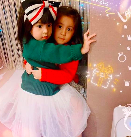 波妞超爱美，在家要学咘咘戴眼镜，合影还要把衣服拉开链子