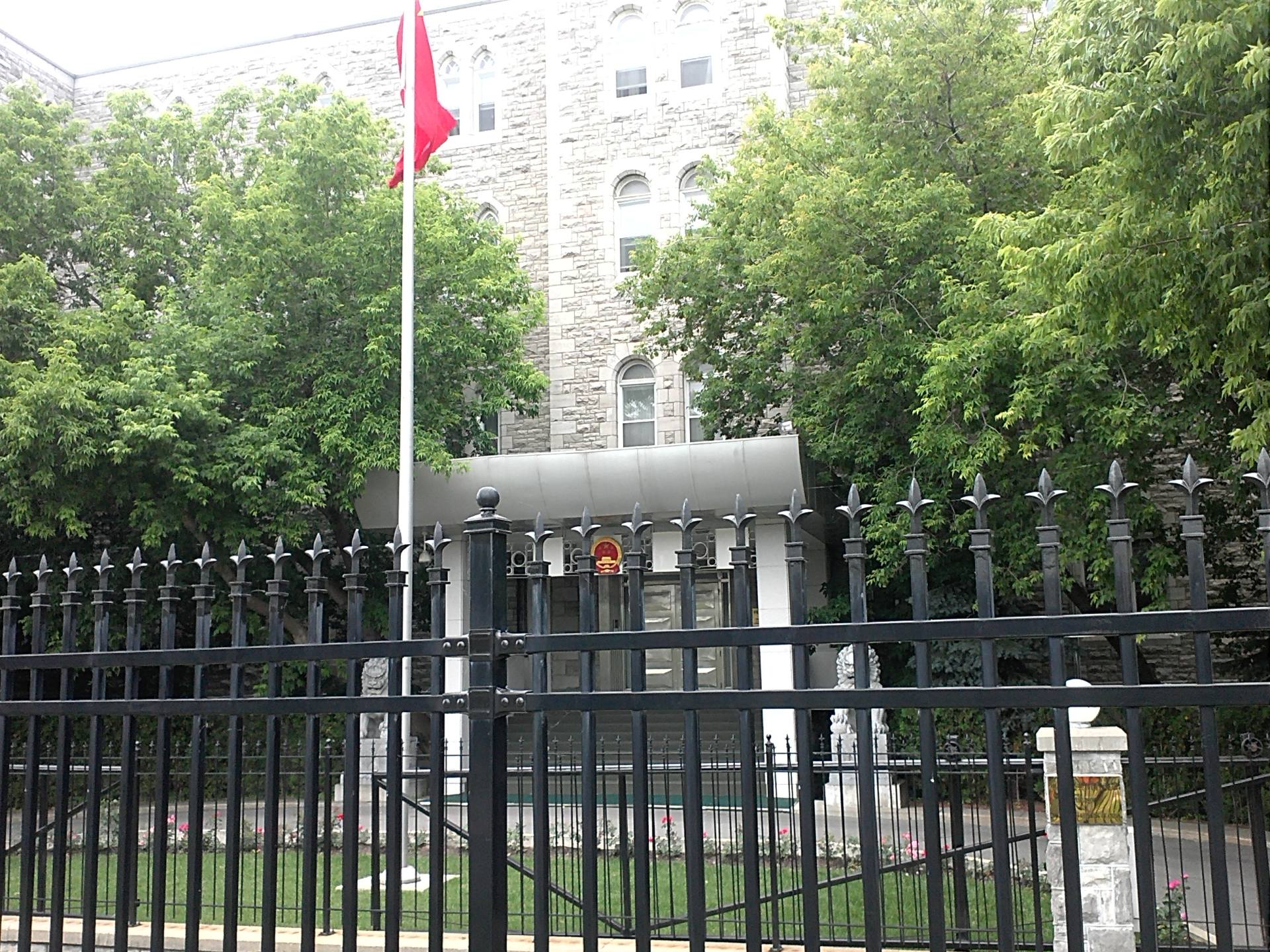 无法容忍！中国驻温哥华总领馆遭“恶意行为”，种族主义分子猖獗