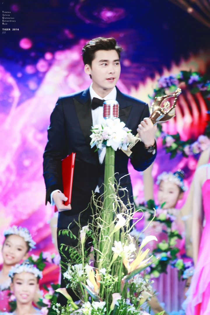 肖战被骂，鹿晗被嘲，蔡徐坤被网暴，顶流们迅