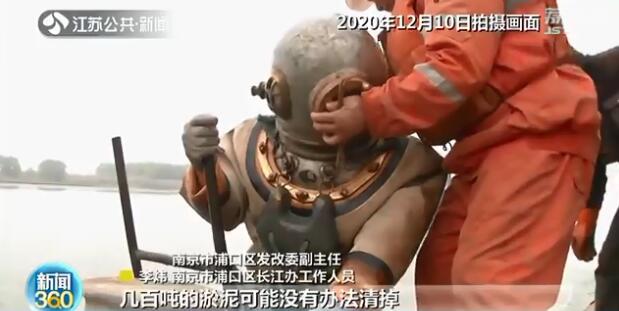 为保护江豚 长江千吨级沉船被肢解成千块碎片打捞上岸