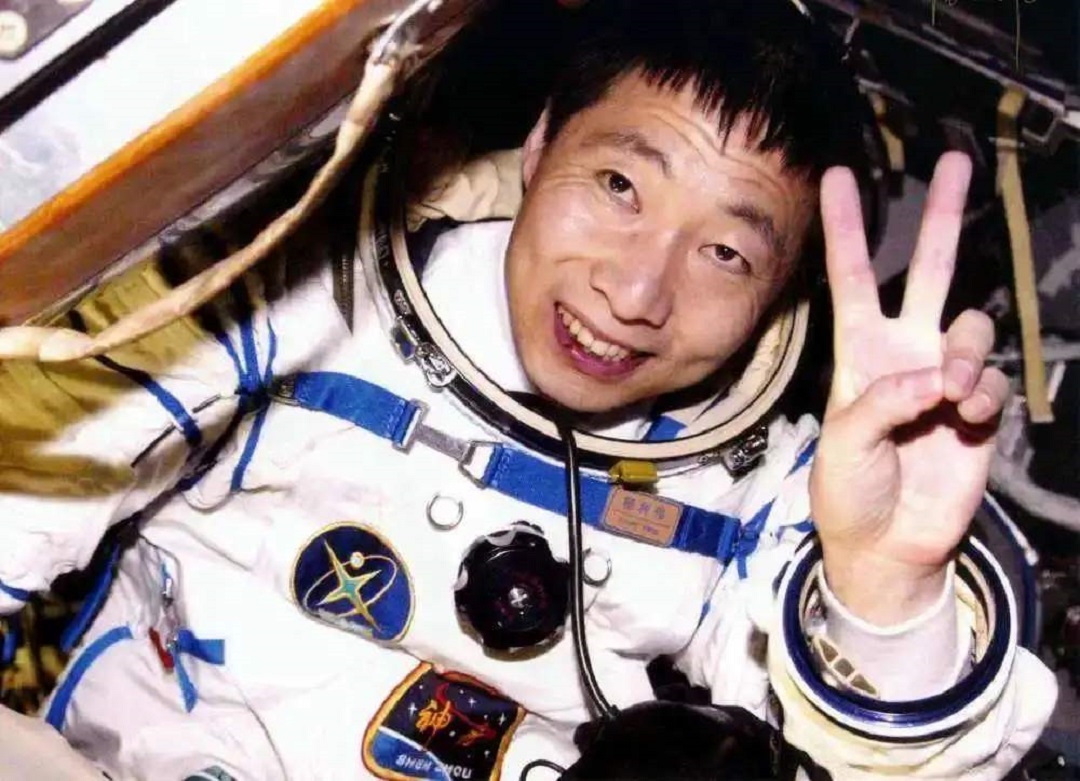 为什么杨利伟要带手枪上太空？不是防备外星人，但教训绝不能忘