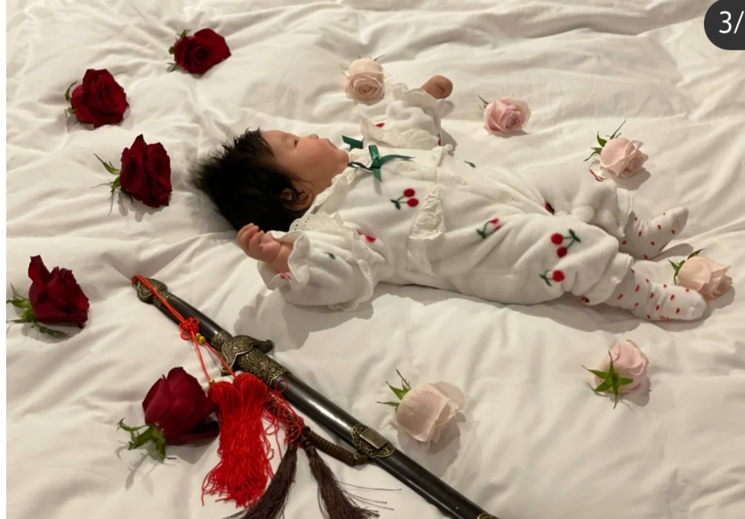 张纪中三胎女儿过百日，高龄得女宠上天，设宴排场大还送剑当礼物