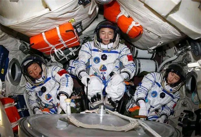被热点冲刷掉的热点！差点忘了太空里还有三个中国人？
