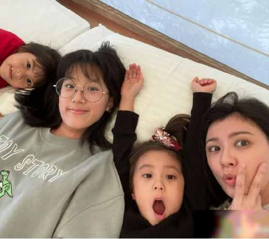贾静雯晒一家五口出游，咘咘大眼睛成焦点，美成妈妈的“翻版”