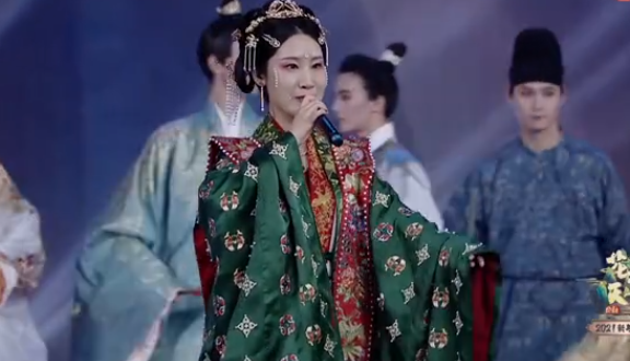 晚会被嘲冷门寒酸无大牌？汉服盛宴古风歌手云集，丁真许嵩成顶流