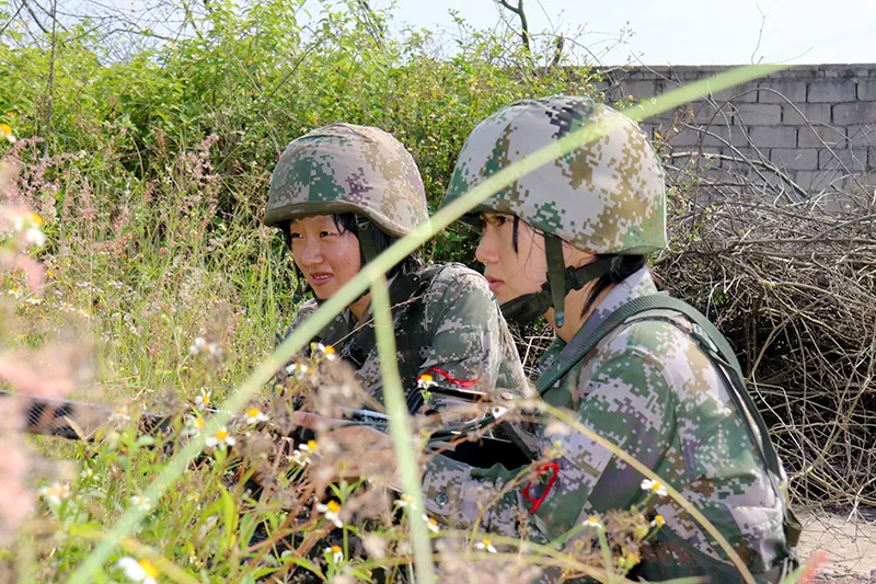 女兵野外驻训，到底有多野？