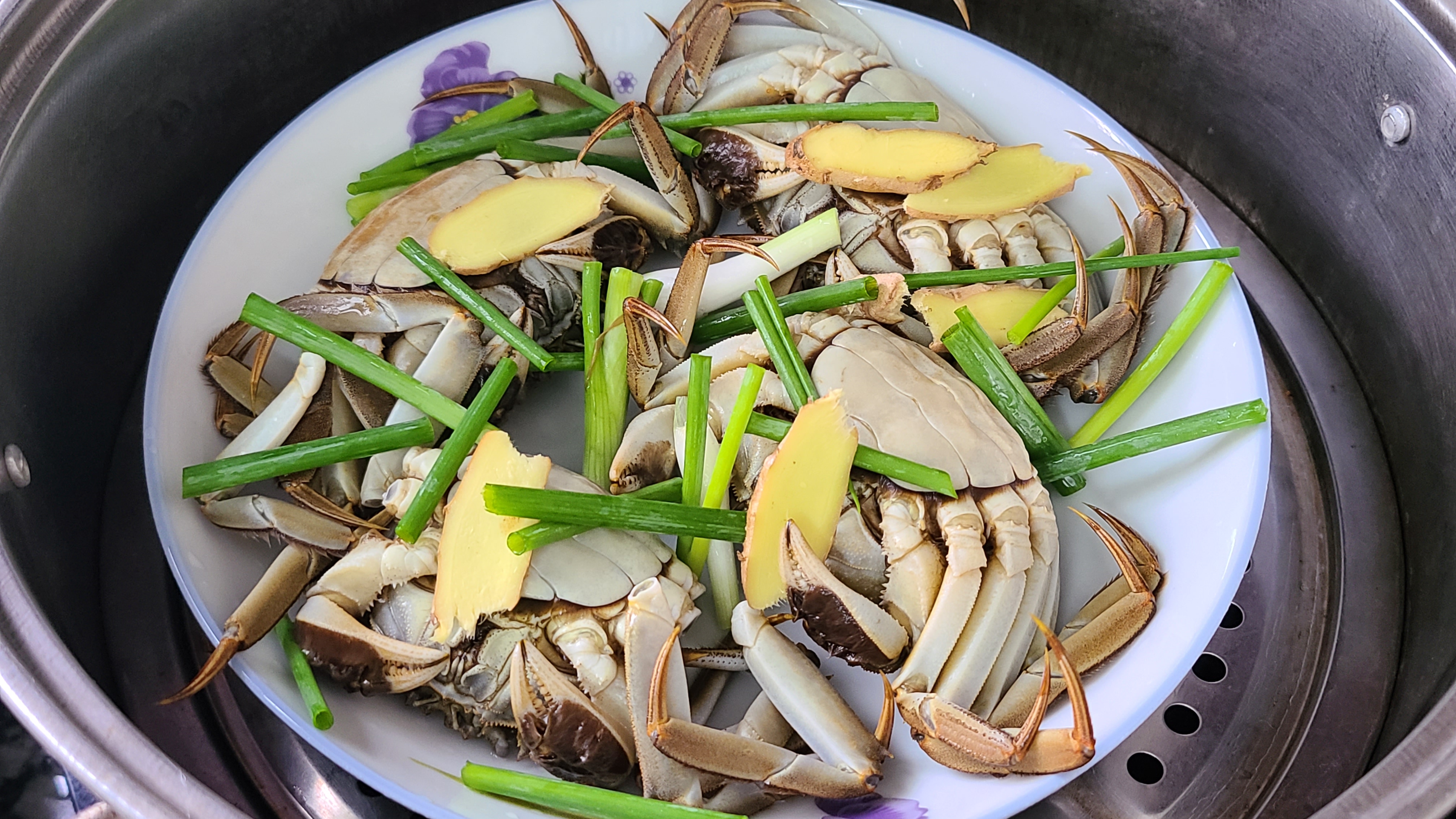 螃蟹的家常做法，鮮香美味又營養，一口咬下去，滿嘴的蟹黃