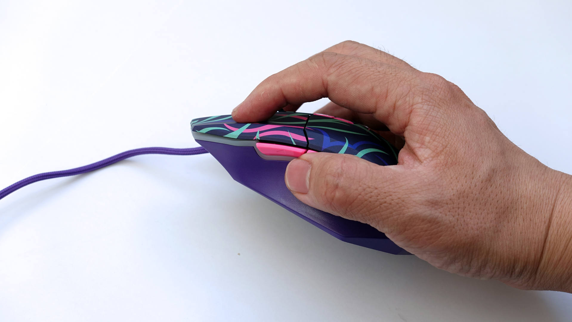 达尔优EM910荆棘版轻量化游戏鼠标体验：兼顾了手感与操纵感