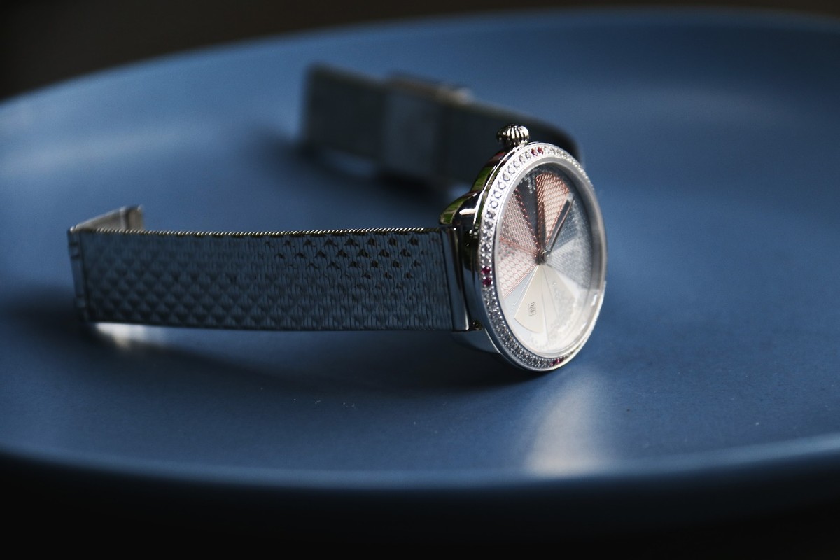 女士手表都如此美？釉上造物臻选精致手表，宛若芳华极致奢华之美