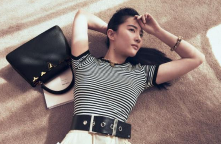 Liu Yifei pink delivers model too dazzle cruel, reflect evaluation polarization forcedly, is LV cameraman level insufficient? 
