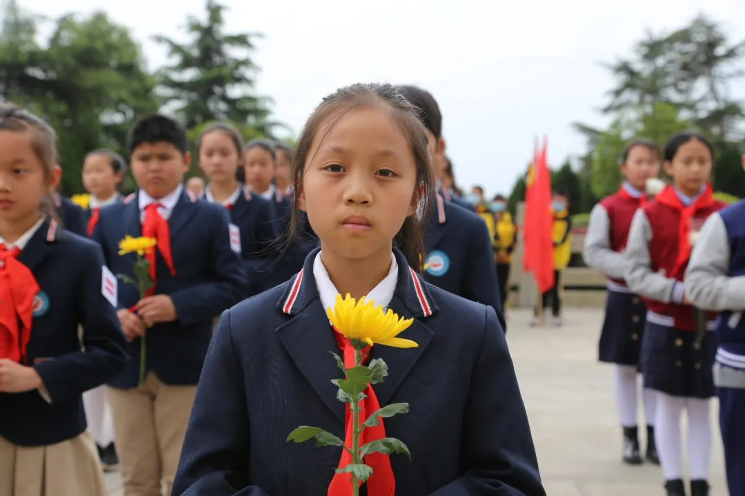 缅怀革命先烈传承红色基因丨天府新区华阳小学清明节开展祭扫活动