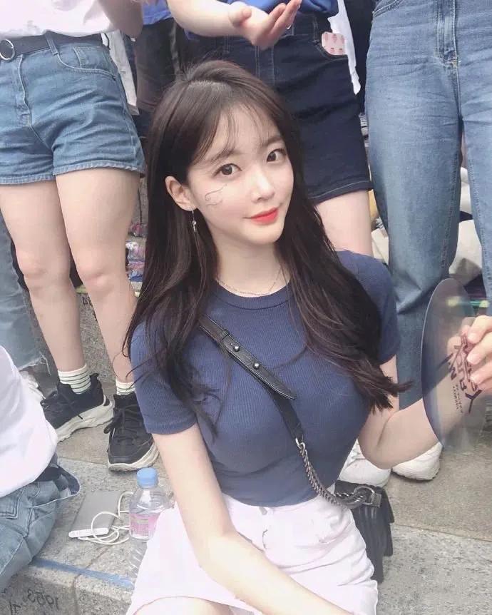 面容清秀的韩国美女图片欣赏