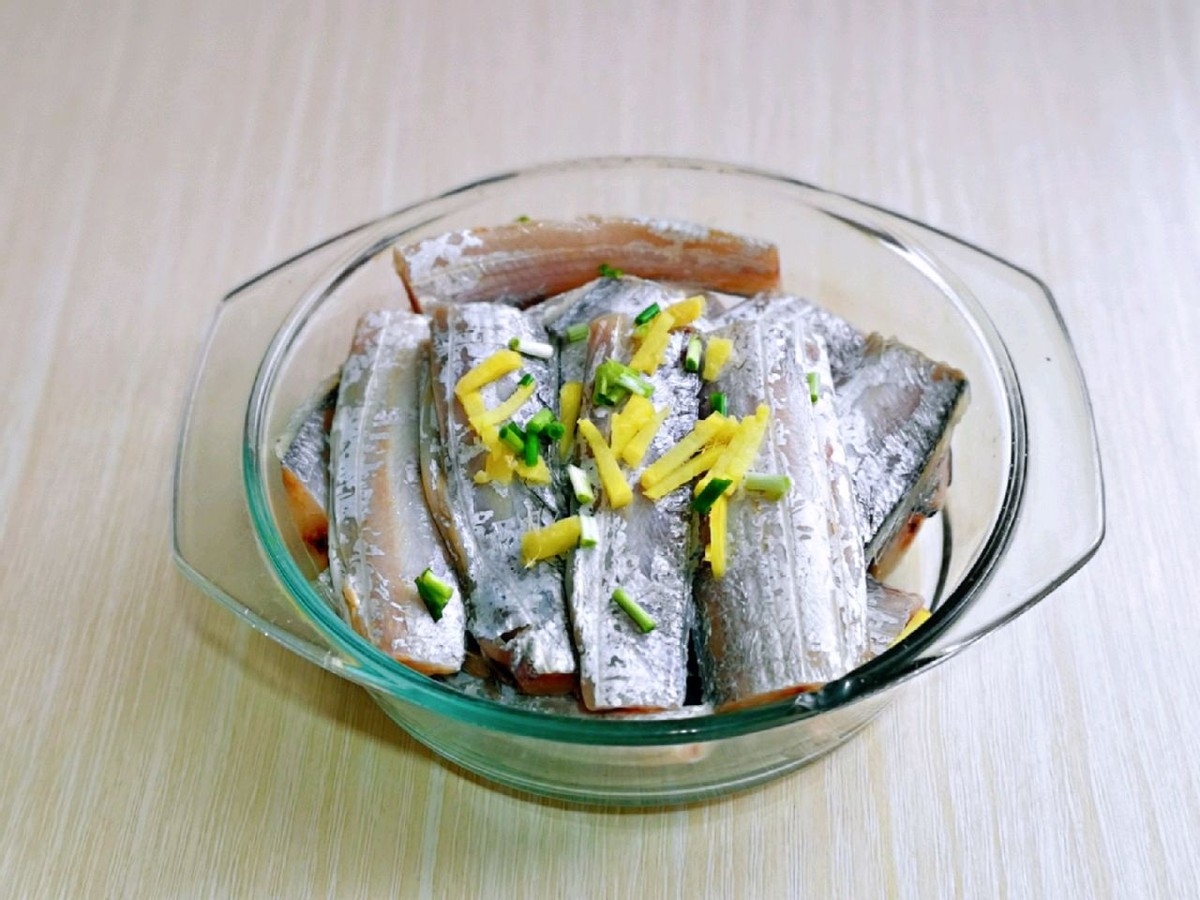 带鱼加入孜然和迷迭香煎一煎，味道丰富，外酥里嫩真好吃