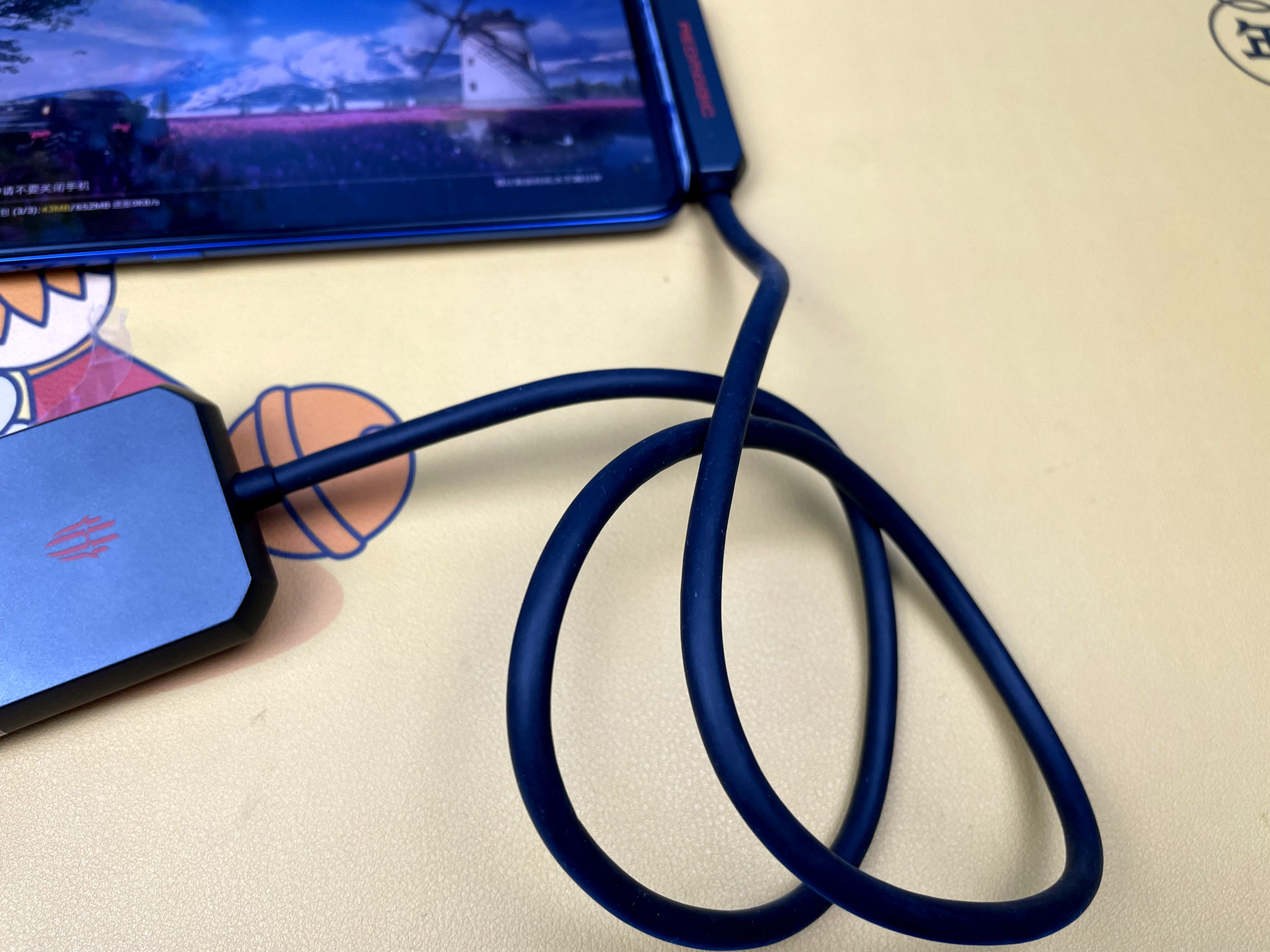 充电、投屏、听声三不误，红魔手游拓展坞