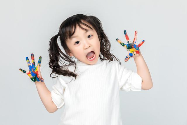 孫儷放任孩子在牆上塗鴉，多少父母還不知道孩子自由繪畫的好處