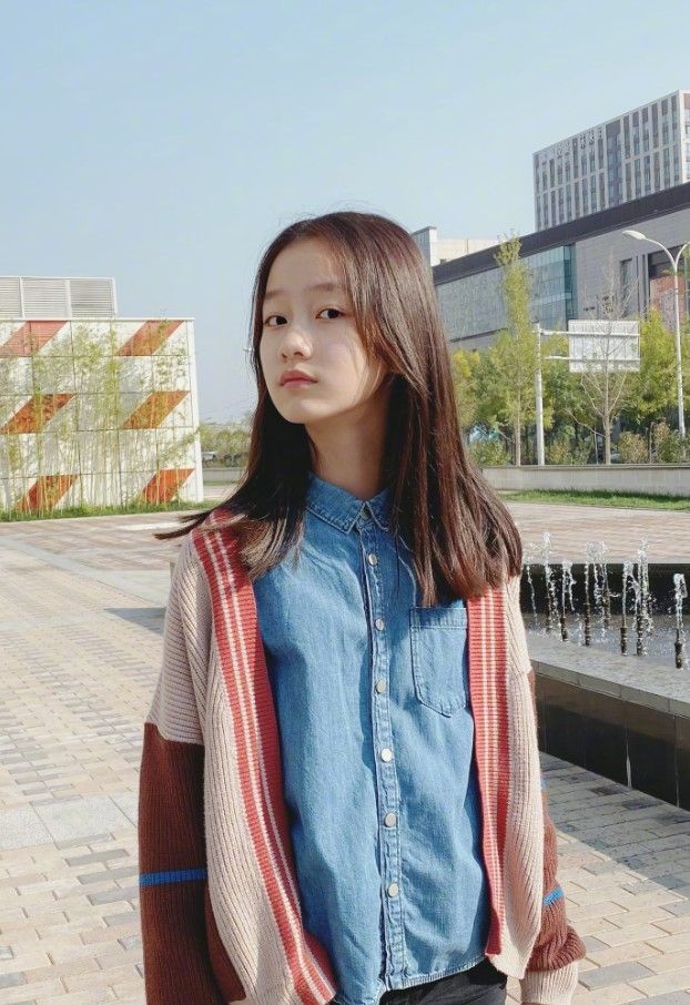 赵薇12岁“女儿”终于返校，穿工装裤会配骑士靴