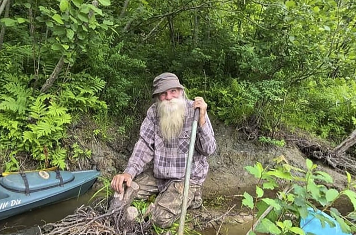 美国老头在树林隐居27年81岁忽然被捕房子还被烧了