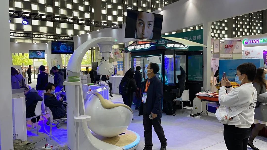 At the 8th Shanghai Fair, the artificial intelligence robot coffee becomes a bright spot At the 8th Shanghai Fair, the artificial intelligence robot coffee becomes a bright spot