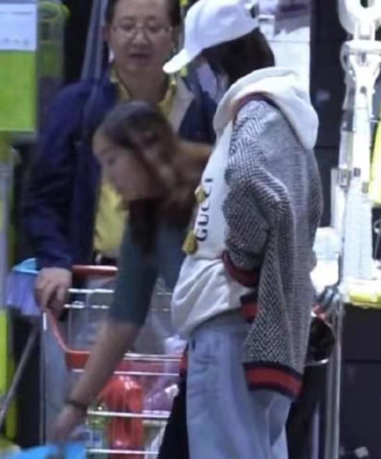 張若昀脫口秀首秀表現(xiàn)精彩，自曝霸氣求婚宣言，與唐藝昕結(jié)婚兩年育有一女