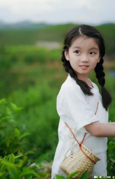 阿拉蕾8歲近照曝光，扎高高雙馬尾超可愛，肉嘟嘟臉蛋瘦出尖下巴