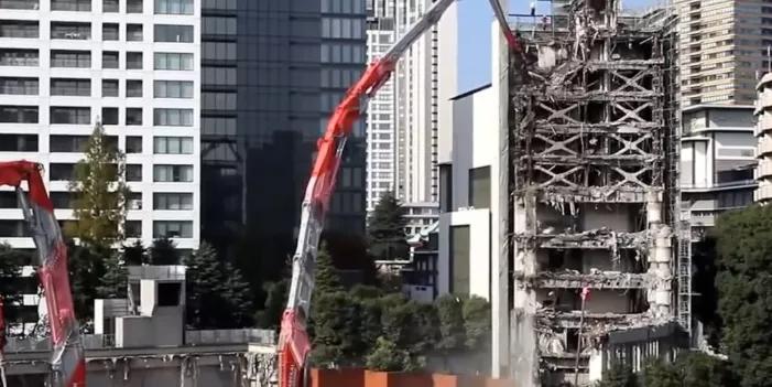 日本發(fā)明的300噸巨無霸拆樓機(jī)，分分鐘***20層高樓，太震撼