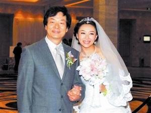 67岁老艺术家濮存昕，驼着背为学生讲课！女儿结婚送“灭火器”