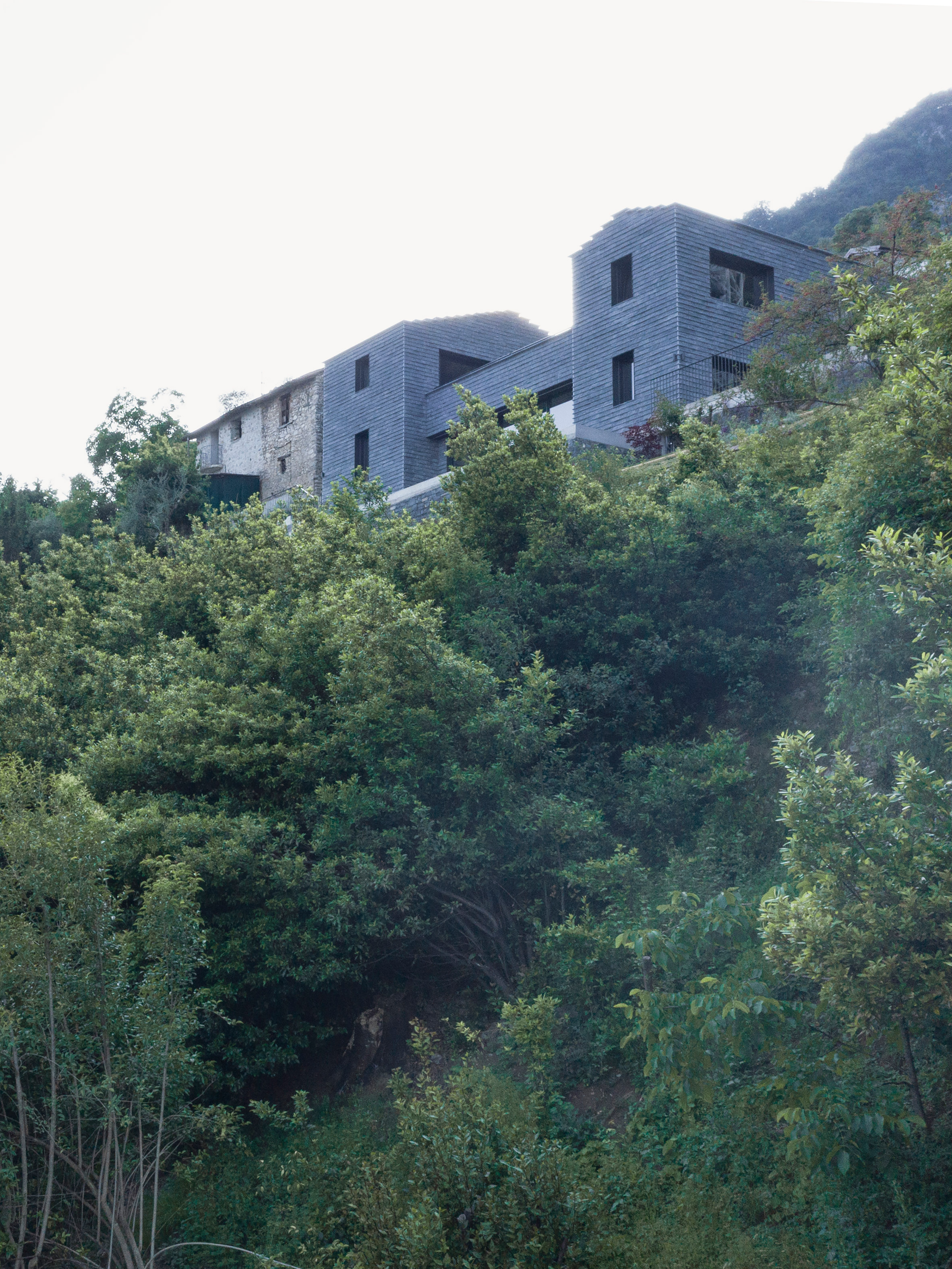 窗含阿尔卑斯山色，坐拥科莫湖光，半山望湖美墅，美似人间仙境