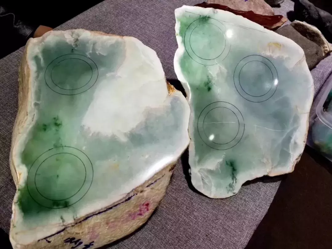 8000入手的全赌原石,切出8支金丝绿手镯可以拍一张全家福!