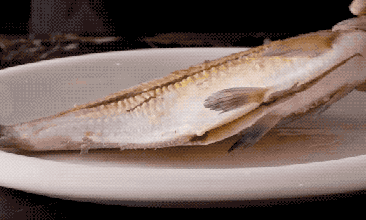 图片[4]-国宴大师告诉我为什么清蒸鱼做的不好吃就在下锅前这一步没做-起舞食谱网