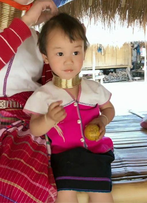 揭秘：以脖长为美达70厘米，小女孩5岁开始戴圈，缅甸东巴长颈族