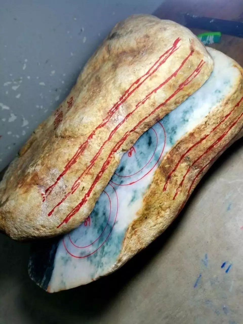 缅商60000卖我的翡翠原石诱人的种水切开后想不到如此漂亮